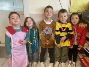 Les enfants se déguisent en classe